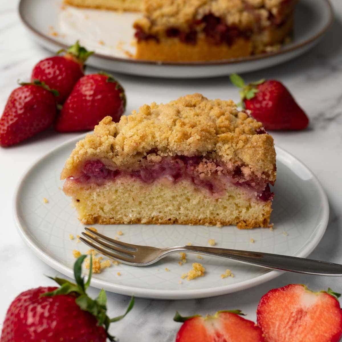 Strawberry crumble cake - Sugar Pursuit